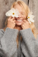 Pamela Anderson with daisies